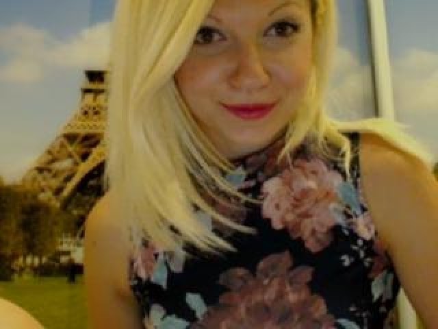 Leonna15 Blonde Shaved Pussy Straight Pussy Webcam Caucasian