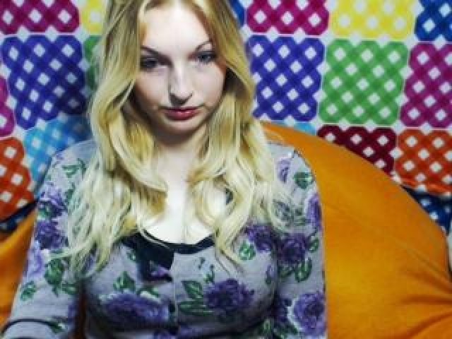 RoxySweet Teen Caucasian Webcam Shaved Pussy Blue Eyes Medium Tits