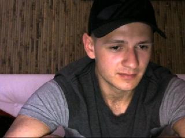 ISweetyBoy Medium Cock Babe Webcam Male Gay Webcam Model Brown Eyes