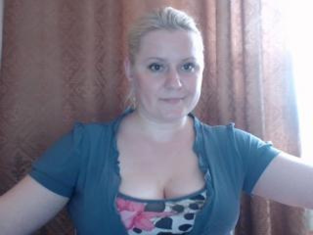 Natusik_ Webcam Model Blonde Caucasian Brown Eyes Trimmed Pussy