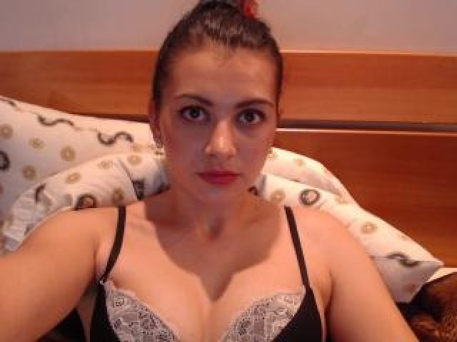 Lucy_Brunette Webcam Model Female Brunette Straight Teen Brown Eyes