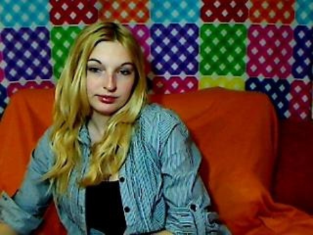 RoxySweet Teen Blue Eyes Caucasian Webcam Model Medium Tits