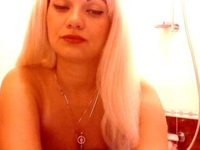 MaximmaDiva Webcam Blonde Green Eyes Female Pussy Babe Webcam Model