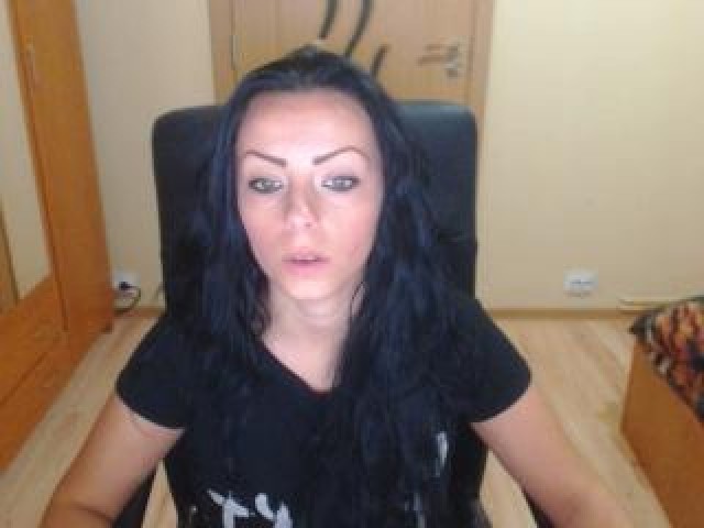 CurvySonia Caucasian Green Eyes Babe Straight Shaved Pussy Webcam
