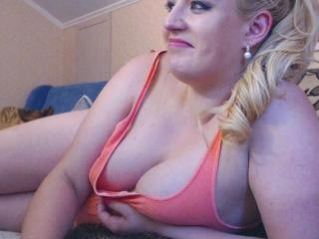 Allura Medium Tits Latina Caucasian Female Webcam Model Babe